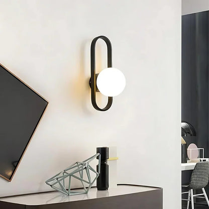 Nowoczesny kinkiet — lampa ścienna z kulą z mlecznego szkła, geometryczna rama | Norivo Norivo