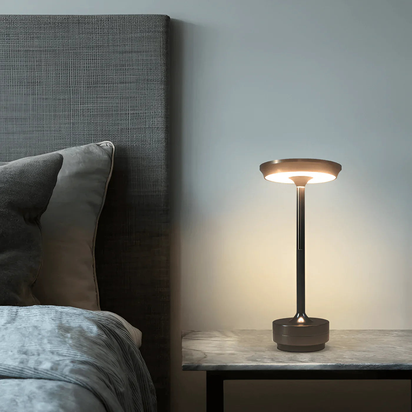 Elegancka lampka stołowa LED — metalowa, ładowana USB, 3 kolory | Norivo Norivo