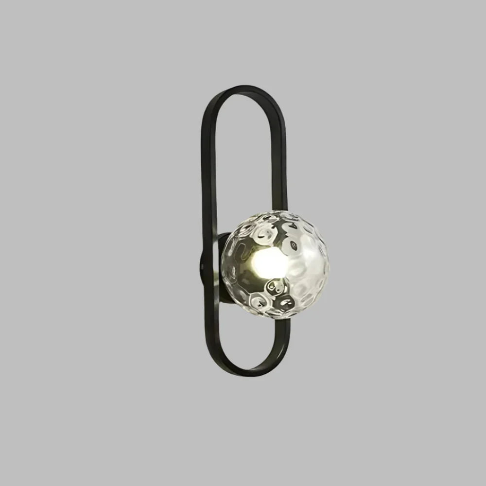 Nowoczesny kinkiet — lampa ścienna z kulą z mlecznego szkła, geometryczna rama | Norivo Norivo