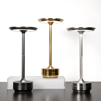 Elegancka lampka stołowa LED — metalowa, ładowana USB, 3 kolory | Norivo Norivo