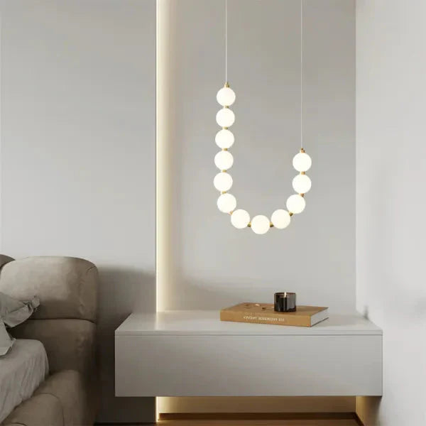 Lampa wisząca LED — efektowna forma naszyjnika z kulami świetlnymi | Norivo Norivo