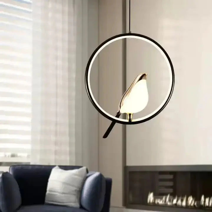 Luksusowa lampa wisząca ze złotym ptakiem — artystyczna dekoracja sufitowa | Norivo Norivo